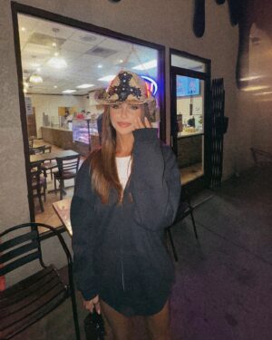 Nathanya Sion Instagram - Tout ce que j’aime : moi qui attend mes mini pancakes au chocolat, avec mon nouveau chapeau de cowboy ( j’aime beaucoup trop) après un show de dragQueen J’ADORE !