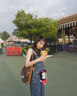 Natsumi Okamoto Instagram - 夏ディズニー！！！あついけど！だいすき！
休憩ばっかりだけど！！！さいこう！！🎠♥️