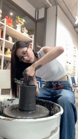 Nattamon Chokejindachai Instagram - My 5th time on wheel presenting "When there's a will, there's a will"...🥹 As always Not-centered, success not promised, expected nothing, enjoy it anyway🫳🏻😬🙂‍↕️

ครั้งที่5 เสนอตอน ความพยายามอยู่ที่ไหน ความพยายามอยู่ที่นั่น ปั้น7 ล้ม8 โคดจะท้อแต่ไม่เคยถอย ก็เราฝืนอะ โถเปลี่ยนไปร่วม5000ทรงก่อนจะจบที่หมวกคัดสรร ขอบคุณคับ 5555555

#wheelthrowing 🗻