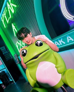 Natthapat Meesuk Instagram - น้อนอับบน่ารักม๊ากกกน้อง Jinro toad แบรนด์ Jinro soju โซจูอันดับ 1 จากเกาหลี ต้อง Jinro เท่านั้น น้องอยู่หลายที่ มากกก เต้ไปเจอน้อนที่ร้านPeak A Boo Bar Ratchayotin💚💚💚

@jinro_global @jinrosoju_thailand @partipost_th 
#HiteJinroTH #partipostthb #HiteJinroTH #JinroTH
#partipostth