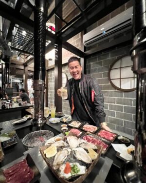 Nattharat Kornkaew Instagram - อิตาดาคิมัส​ จะกินแล้วนะค๊าบบบบ!
รูปแรกยังไม่เป็นไรลองเลื่อนรูปถัดไปรู้เรื่อง! 
ก่อนวันเกิดขอซักหน่อยยิ่งอากาศดีๆแบบนี้
จัดเต็มกับ "อิโระริ" ร้านอิซากายะสีลม เนื้อวากิวพรีเมียม ไทยวากิว 🥩🍢🍤🥃🍶 @irori.bkk
