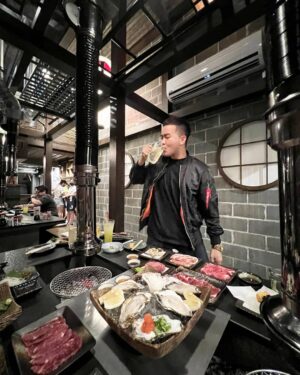 Nattharat Kornkaew Instagram - อิตาดาคิมัส​ จะกินแล้วนะค๊าบบบบ!
รูปแรกยังไม่เป็นไรลองเลื่อนรูปถัดไปรู้เรื่อง! 
ก่อนวันเกิดขอซักหน่อยยิ่งอากาศดีๆแบบนี้
จัดเต็มกับ "อิโระริ" ร้านอิซากายะสีลม เนื้อวากิวพรีเมียม ไทยวากิว 🥩🍢🍤🥃🍶 @irori.bkk