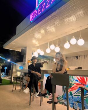 Natthawut Skidjai Instagram - รีวิวการมาพักที่ @avanihuahin ต้องขออนุญาตพูดกันตรงๆถึงข้อดี-ข้อเสียนะครับ ข้อดี 1.ห้องพักดูใหม่ สะอาดมาก น่าพัก น่านอน 2.อาหารที่ห้องอาหารนึกว่ากลางๆ ที่ไหนได้ อร่อยมาก แซ่บมาก โดยเฉพาะอาหารทะเล สดมากและนำ้จิ้มซีฟู๊ด ขอแบบไทยๆ แซ่บๆ เค้าจัดให้เต็มสูบ  อร่อยมาก 3. พนักงานยิ้มแย้มแจ่มใส การบริการดีมาก ขอชื่นชมนะครับ………….มาถึงข้อเสียนะครับ  1. ห้องพักสบายเกินไป บ้านเราตื่น10โมง สายมาก อดดูพระอาทิตย์ขึ้นเลย แต่ก็ดี ถือว่าเป็นการfasting ไปในตัวเลย  2. อาหารเค้าอร่อยเกินไป ทำให้เรากินกันไม่หยุด ทั้งสาย บ่าย เย็น ตอนนี้กางเกงคับทุกตัว  3. สปา #avaniwellhuahin ห้องมืดมาก พอเข้าไปนวดผ่อนคลาย หลับตั้งแต่เริ่มจนจบ สรุปพอเสร็จ คนนวดถามนวดเป็นไงบ้างคะ ตอบไม่ถูกเลยเพราะหลับสบาย ฝันอีกต่างหาก 4. สระว่ายนำ้ยาวแถมมีด่านเป่าลมกลางนำ้ ลูกชอบมาก เล่นนำ้สนุกมาก เล่นไม่เลิกซักที พ่อหิวข้าว รอแล้วรออีก 5. เค้ามีรถกอล์ฟบริการส่งรอบๆพื่นที่ มาเร็วมาก เรียกปุ๊บมาปั๊บ ทำให้ผมไม่เดินเลย เรียกรถตลอด ……ตอนนี้ขาเริ่มเปลี้ยๆแล้ว ขาอ่อนแรงเพราะไม่ได้ออกกำลังเลย5555 หยอกๆๆๆ …….สรุป มีรูปเยอะกว่านี้มาก  ว่างๆจะทยอยลงให้ชมกันนะวัยรุ่น #avanihuahin