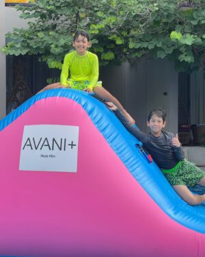 Natthawut Skidjai Instagram - รีวิวการมาพักที่ @avanihuahin ต้องขออนุญาตพูดกันตรงๆถึงข้อดี-ข้อเสียนะครับ ข้อดี 1.ห้องพักดูใหม่ สะอาดมาก น่าพัก น่านอน 2.อาหารที่ห้องอาหารนึกว่ากลางๆ ที่ไหนได้ อร่อยมาก แซ่บมาก โดยเฉพาะอาหารทะเล สดมากและนำ้จิ้มซีฟู๊ด ขอแบบไทยๆ แซ่บๆ เค้าจัดให้เต็มสูบ  อร่อยมาก 3. พนักงานยิ้มแย้มแจ่มใส การบริการดีมาก ขอชื่นชมนะครับ………….มาถึงข้อเสียนะครับ  1. ห้องพักสบายเกินไป บ้านเราตื่น10โมง สายมาก อดดูพระอาทิตย์ขึ้นเลย แต่ก็ดี ถือว่าเป็นการfasting ไปในตัวเลย  2. อาหารเค้าอร่อยเกินไป ทำให้เรากินกันไม่หยุด ทั้งสาย บ่าย เย็น ตอนนี้กางเกงคับทุกตัว  3. สปา #avaniwellhuahin ห้องมืดมาก พอเข้าไปนวดผ่อนคลาย หลับตั้งแต่เริ่มจนจบ สรุปพอเสร็จ คนนวดถามนวดเป็นไงบ้างคะ ตอบไม่ถูกเลยเพราะหลับสบาย ฝันอีกต่างหาก 4. สระว่ายนำ้ยาวแถมมีด่านเป่าลมกลางนำ้ ลูกชอบมาก เล่นนำ้สนุกมาก เล่นไม่เลิกซักที พ่อหิวข้าว รอแล้วรออีก 5. เค้ามีรถกอล์ฟบริการส่งรอบๆพื่นที่ มาเร็วมาก เรียกปุ๊บมาปั๊บ ทำให้ผมไม่เดินเลย เรียกรถตลอด ……ตอนนี้ขาเริ่มเปลี้ยๆแล้ว ขาอ่อนแรงเพราะไม่ได้ออกกำลังเลย5555 หยอกๆๆๆ …….สรุป มีรูปเยอะกว่านี้มาก  ว่างๆจะทยอยลงให้ชมกันนะวัยรุ่น #avanihuahin