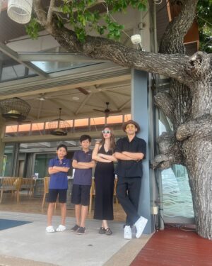 Natthawut Skidjai Instagram - รีวิวการมาพักที่ @avanihuahin ต้องขออนุญาตพูดกันตรงๆถึงข้อดี-ข้อเสียนะครับ ข้อดี 1.ห้องพักดูใหม่ สะอาดมาก น่าพัก น่านอน 2.อาหารที่ห้องอาหารนึกว่ากลางๆ ที่ไหนได้ อร่อยมาก แซ่บมาก โดยเฉพาะอาหารทะเล สดมากและนำ้จิ้มซีฟู๊ด ขอแบบไทยๆ แซ่บๆ เค้าจัดให้เต็มสูบ  อร่อยมาก 3. พนักงานยิ้มแย้มแจ่มใส การบริการดีมาก ขอชื่นชมนะครับ………….มาถึงข้อเสียนะครับ  1. ห้องพักสบายเกินไป บ้านเราตื่น10โมง สายมาก อดดูพระอาทิตย์ขึ้นเลย แต่ก็ดี ถือว่าเป็นการfasting ไปในตัวเลย  2. อาหารเค้าอร่อยเกินไป ทำให้เรากินกันไม่หยุด ทั้งสาย บ่าย เย็น ตอนนี้กางเกงคับทุกตัว  3. สปา #avaniwellhuahin ห้องมืดมาก พอเข้าไปนวดผ่อนคลาย หลับตั้งแต่เริ่มจนจบ สรุปพอเสร็จ คนนวดถามนวดเป็นไงบ้างคะ ตอบไม่ถูกเลยเพราะหลับสบาย ฝันอีกต่างหาก 4. สระว่ายนำ้ยาวแถมมีด่านเป่าลมกลางนำ้ ลูกชอบมาก เล่นนำ้สนุกมาก เล่นไม่เลิกซักที พ่อหิวข้าว รอแล้วรออีก 5. เค้ามีรถกอล์ฟบริการส่งรอบๆพื่นที่ มาเร็วมาก เรียกปุ๊บมาปั๊บ ทำให้ผมไม่เดินเลย เรียกรถตลอด ……ตอนนี้ขาเริ่มเปลี้ยๆแล้ว ขาอ่อนแรงเพราะไม่ได้ออกกำลังเลย5555 หยอกๆๆๆ …….สรุป มีรูปเยอะกว่านี้มาก  ว่างๆจะทยอยลงให้ชมกันนะวัยรุ่น #avanihuahin