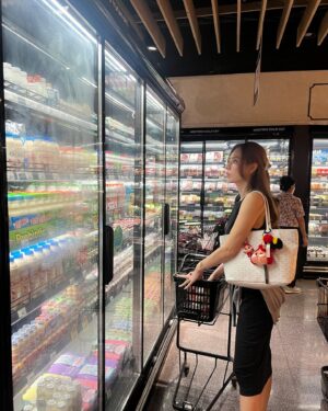 Natthawut Skidjai Instagram - ภาพเชยๆ แต่ทรงพลังสุดๆ….เวลาเราทะเลาะกับเค้า เราหิวมาก เราไม่มีอะไรกินเลย เพราะเค้าจะไม่ซื้อเผื่อเราเลย ประมาณว่ามึงเก่งนัก..มึงหากินเอง #อย่าหือกับลูกพี่ #มีเมียดีก็สบายไปทั้งชาติ