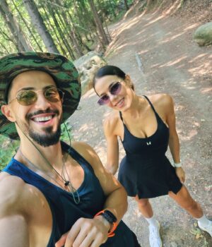 Naum Shopov Instagram - Компанията е много важна! Някои хора могат да ти дадат смелостта и свободата да покориш всеки връх, други, носещи привидно спокойствие и сигурност, могат да ти сложат невидими стени и никога да не успееш да достигнеш потенциала си. Същото е и с техниката. Нашата работа е навсякъде и може да се наложи да я върша отвсякъде, затова нищо не може да замени огромния сгъваем дисплей, които се побира в джоба ми и ми дава възможности, които иначе не биха били възможни, особено с AI функциите си, но за тях повече - скоро ⚡@samsung_bulgaria #GalaxyZFold6 #GalaxyWatch7 Ultra #TeamGalaxy