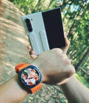 Naum Shopov Instagram - Компанията е много важна! Някои хора могат да ти дадат смелостта и свободата да покориш всеки връх, други, носещи привидно спокойствие и сигурност, могат да ти сложат невидими стени и никога да не успееш да достигнеш потенциала си. Същото е и с техниката. Нашата работа е навсякъде и може да се наложи да я върша отвсякъде, затова нищо не може да замени огромния сгъваем дисплей, които се побира в джоба ми и ми дава възможности, които иначе не биха били възможни, особено с AI функциите си, но за тях повече - скоро ⚡@samsung_bulgaria #GalaxyZFold6 #GalaxyWatch7 Ultra #TeamGalaxy