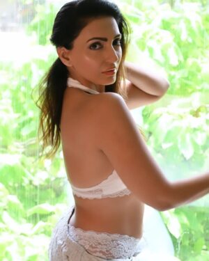Navina Bole Instagram - Flower nahi. . Fire baby! 😎🤍💥🔥 #swipeleft

Full set on #myapp #linkinbio