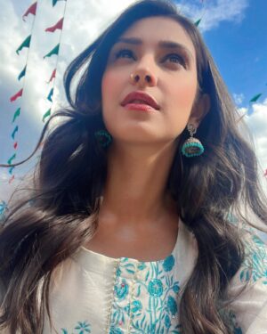Navneet Kaur Dhillon Instagram - Choose the life that feels right, Every choice shapes your story.🦚💫
.
.
.
.
.
.
.
.
.
.
#ChooseWisely #LiveYourTruth #LifeChoices #AuthenticLiving #MyStory #PathToPurpose #IntentionalLiving #LiveFully #LifeJourney #MakeItCount