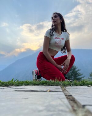 Navneet Kaur Dhillon Instagram - Choose the life that feels right, Every choice shapes your story.🦚💫
.
.
.
.
.
.
.
.
.
.
#ChooseWisely #LiveYourTruth #LifeChoices #AuthenticLiving #MyStory #PathToPurpose #IntentionalLiving #LiveFully #LifeJourney #MakeItCount