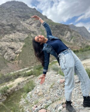 Navneet Kaur Dhillon Instagram - Choose the life that feels right, Every choice shapes your story.🦚💫
.
.
.
.
.
.
.
.
.
.
#ChooseWisely #LiveYourTruth #LifeChoices #AuthenticLiving #MyStory #PathToPurpose #IntentionalLiving #LiveFully #LifeJourney #MakeItCount