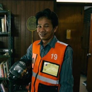 Nawapol Thamrongrattanarit Instagram - RIP พี่สุชาติ แห่ง ฟรีแลนซ์ ห้ามป่วย ห้ามพัก ห้ามรักหมอ 
วันนี้เพิ่งทราบข่าวการจากไปของพี่เพชร ที่รับบทเป็นพี่สุชาติ ในฟรีแลนซ์ ห้ามป่วย ห้ามพัก ห้ามรักหมอ , ซึ่งด้วยความที่เราไม่ได้เจอกันนาน ประกอบพี่เพชร ปกติทำงานเป็นพ่อครัวในกองถ่ายต่างๆไม่ได้ประจำกับที่ใดที่หนึ่ง กว่าข่าวจะเดินทางมาถึงผม ก็ล่วงเลยเวลามาเกือบสัปดาห์ (ขอบคุณน้องเปียว ชนาธิป ผกก. ที่เท็กซ์แจ้งมาให้ทราบนะครับ) เลยอาจจะมาแจ้งข่าวกับทุกคนได้ช้ากว่าคนอื่นไปหน่อย ก็ต้องขออภัยด้วย 

การเกิดขึ้นของตัวละครพี่สุชาติ ตอนอยู่ในบทเป็นตัวละครเล็กๆตัวหนึ่งที่โผล่มาในหนังแค่ประมาณ 2-3 ซีน ซึ่งพี่สุชาติจะมาติดตัวพร้อมกับเจ๋ (วี วิโอเลต) เสมอๆ ก่อเกิดเป็นคำติดปาก 'ไปค่ะพี่สุชาติ' , ด้วยความที่บทนี้ปรากฎตัวไม่มาก และพี่สุชาติจะใส่หมวกกันน็อคเสมอ แถมไม่มีบทพูดใดๆ เราเลยชวนพี่เพชร พ่อครัวกองถ่ายของหนังเรามาเข้าฉาก ก็คือวันนั้นพี่เพชรแต่งตัวมายังไงก็ได้ เราแค่ใส่เสื้อกั๊กวิน และ ใส่หมวกกันน็อคเข้าไป เขาก็เป็นพี่สุชาติทันที 

ส่วนตำนานพี่สุชาติที่เหลือ เป็นสิ่งที่คนดูทุกท่านมอบให้ , เอาจริงๆไม่เคยคิดเลยว่าตัวละครตัวนี้จะเป็นที่จดจำของคนดูมาถึงปัจจุบัน 'ไปค่ะพี่สุชาติ' กลายเป็นคำติดปาก  คำเรียกแทนพี่วิน หรือ กลายเป็นโรลเพลย์ของนักมวยปล้ำ ฯลฯ / สิ่งเหล่านี้เกิดขึ้นหลังจากหนังฉาย แม้ว่าพี่สุชาติจะมาแค่ แว๊บบบเดียว แต่จำได้ว่าคนฮาทั้งโรง (มันอาจจะมาแบบผิดที่ผิดเวลาในซีนที่ยุ่นเจ๋ทะเลาะกัน 555) กลายเป็นจำตัวละครนี้ไปได้โดยปริยาย , ตัวละครพี่สุชาติ สำหรับผม จึงกลายเป็นสัญลักษณ์ของการที่ 'ทำแบบที่ชอบไปเถิด เดี๋ยวมันจะเกิด มันก็เกิดเอง' 

ผมไม่ได้เจอพี่เพชร นานพอสมควร , ครั้งสุดท้ายเจอในกองถ่ายใครสักคนลืมไปแล้ว แต่ผมจำพี่เพชรได้เสมอ คนอื่นอาจจะจำพี่เพชรเป็นทีม catering สำหรับผมพี่เพชรเป็นนักแสดงของผมเสมอ

เสียดายอย่างเดียวที่ปีหน้า ฟรีแลนซ์จะครบรอบ 10 ปี , พี่เพชรเป็นหนึ่งในคนที่ผมจะเชิญมาร่วมงานฉายแน่นอน แต่พี่เพชรบิดมอไซค์จากเราไปเสียก่อน / หน้าที่หนึ่งของภาพยนตร์ คือ การบันทึกบุคคลที่เราเคยพบเอาไว้ให้คงอยู่ตลอดไป ทุกครั้งที่ฟรีแลนซ์ฉายขึ้นบนจอ พี่สุชาติจะได้พาเจ๋ขึ้นมอไซค์ของเขาอีกครั้ง และ พี่เพชรจะกลับมามีชีวิตอีกครั้งเสมอ 

RIP อีกครั้งครับ . 
นวพล ผกก. ฟรีแลนซ์ ห้ามป่วย ห้ามพัก ห้ามรักหมอ

ภาพ 1-2 โดย โอ๊ตโจะ 
ภาพ 3 โดย นวพล 
ภาพ 4 โดย gdh