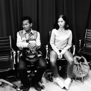 Nawapol Thamrongrattanarit Instagram - RIP พี่สุชาติ แห่ง ฟรีแลนซ์ ห้ามป่วย ห้ามพัก ห้ามรักหมอ 
วันนี้เพิ่งทราบข่าวการจากไปของพี่เพชร ที่รับบทเป็นพี่สุชาติ ในฟรีแลนซ์ ห้ามป่วย ห้ามพัก ห้ามรักหมอ , ซึ่งด้วยความที่เราไม่ได้เจอกันนาน ประกอบพี่เพชร ปกติทำงานเป็นพ่อครัวในกองถ่ายต่างๆไม่ได้ประจำกับที่ใดที่หนึ่ง กว่าข่าวจะเดินทางมาถึงผม ก็ล่วงเลยเวลามาเกือบสัปดาห์ (ขอบคุณน้องเปียว ชนาธิป ผกก. ที่เท็กซ์แจ้งมาให้ทราบนะครับ) เลยอาจจะมาแจ้งข่าวกับทุกคนได้ช้ากว่าคนอื่นไปหน่อย ก็ต้องขออภัยด้วย 

การเกิดขึ้นของตัวละครพี่สุชาติ ตอนอยู่ในบทเป็นตัวละครเล็กๆตัวหนึ่งที่โผล่มาในหนังแค่ประมาณ 2-3 ซีน ซึ่งพี่สุชาติจะมาติดตัวพร้อมกับเจ๋ (วี วิโอเลต) เสมอๆ ก่อเกิดเป็นคำติดปาก 'ไปค่ะพี่สุชาติ' , ด้วยความที่บทนี้ปรากฎตัวไม่มาก และพี่สุชาติจะใส่หมวกกันน็อคเสมอ แถมไม่มีบทพูดใดๆ เราเลยชวนพี่เพชร พ่อครัวกองถ่ายของหนังเรามาเข้าฉาก ก็คือวันนั้นพี่เพชรแต่งตัวมายังไงก็ได้ เราแค่ใส่เสื้อกั๊กวิน และ ใส่หมวกกันน็อคเข้าไป เขาก็เป็นพี่สุชาติทันที 

ส่วนตำนานพี่สุชาติที่เหลือ เป็นสิ่งที่คนดูทุกท่านมอบให้ , เอาจริงๆไม่เคยคิดเลยว่าตัวละครตัวนี้จะเป็นที่จดจำของคนดูมาถึงปัจจุบัน 'ไปค่ะพี่สุชาติ' กลายเป็นคำติดปาก  คำเรียกแทนพี่วิน หรือ กลายเป็นโรลเพลย์ของนักมวยปล้ำ ฯลฯ / สิ่งเหล่านี้เกิดขึ้นหลังจากหนังฉาย แม้ว่าพี่สุชาติจะมาแค่ แว๊บบบเดียว แต่จำได้ว่าคนฮาทั้งโรง (มันอาจจะมาแบบผิดที่ผิดเวลาในซีนที่ยุ่นเจ๋ทะเลาะกัน 555) กลายเป็นจำตัวละครนี้ไปได้โดยปริยาย , ตัวละครพี่สุชาติ สำหรับผม จึงกลายเป็นสัญลักษณ์ของการที่ 'ทำแบบที่ชอบไปเถิด เดี๋ยวมันจะเกิด มันก็เกิดเอง' 

ผมไม่ได้เจอพี่เพชร นานพอสมควร , ครั้งสุดท้ายเจอในกองถ่ายใครสักคนลืมไปแล้ว แต่ผมจำพี่เพชรได้เสมอ คนอื่นอาจจะจำพี่เพชรเป็นทีม catering สำหรับผมพี่เพชรเป็นนักแสดงของผมเสมอ

เสียดายอย่างเดียวที่ปีหน้า ฟรีแลนซ์จะครบรอบ 10 ปี , พี่เพชรเป็นหนึ่งในคนที่ผมจะเชิญมาร่วมงานฉายแน่นอน แต่พี่เพชรบิดมอไซค์จากเราไปเสียก่อน / หน้าที่หนึ่งของภาพยนตร์ คือ การบันทึกบุคคลที่เราเคยพบเอาไว้ให้คงอยู่ตลอดไป ทุกครั้งที่ฟรีแลนซ์ฉายขึ้นบนจอ พี่สุชาติจะได้พาเจ๋ขึ้นมอไซค์ของเขาอีกครั้ง และ พี่เพชรจะกลับมามีชีวิตอีกครั้งเสมอ 

RIP อีกครั้งครับ . 
นวพล ผกก. ฟรีแลนซ์ ห้ามป่วย ห้ามพัก ห้ามรักหมอ

ภาพ 1-2 โดย โอ๊ตโจะ 
ภาพ 3 โดย นวพล 
ภาพ 4 โดย gdh