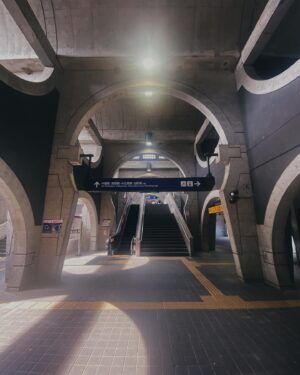 Nawapol Thamrongrattanarit Instagram - today visit Keihan Uji station , Uji / Kyoto — suppeeerrrr beautifullllll. so impressive. it’s sci-fi concrete train station in the small town. Hiroyuki Wakabashi is the architect. Don’t know why his information is really little. #uji #kyoto