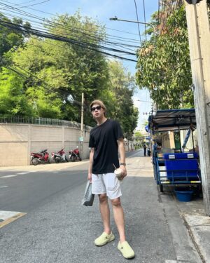 Nawat Phumphothingam Instagram - เลี้ยวซ้ายเจอจ่า เลี้ยวขวาเจอเธอ 🫡