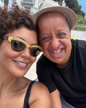 Nawell Madani Instagram - Super moment @lhumouralaplage merci Juan Les Pins pour l’accueil 🙏🏽

Et pour l’événement, on a claqué le costume @erebya pour célébrer la première édition de ce festival en bord de mer! 

Merci @naby_madani de me pimper à chaque fois 

Les dates de la tournée en bio ⬆️ ( si tu vois pas ta ville, Check sur le site nawellmadani.com ) 

Cc @agapeprod.fr

Big up à mon @instarbad