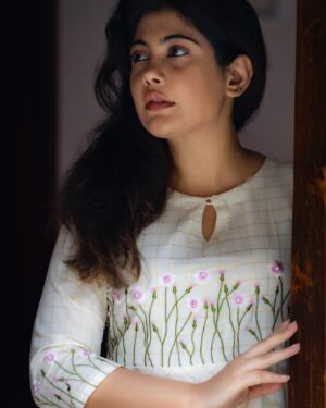 Nayana Elza Instagram - ഓണം 🌸🌸

Introducing the 'Offwhite Kasavu Umbrellacut Dress' from Rasa Collection by @byhand.in - a masterpiece of traditional elegance.

This exquisite piece features hand-embroidered Dashapushpam (Muyal Cheviyan)

.
Attire @byhand.in 
📸 @svadrishti 
Shoot direction @katha_stories 
MUA @shimmerwith_sara_mua 
.
.
.
.
.
.
.
.
.
.
#onam2024 #floralkurtha #shoot #onamattire #onam #festivalwear #kasavu #dashapushpam #muyalcheviyan #traditionalelegance