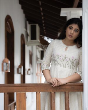 Nayana Elza Instagram - ഓണം 🌸🌸

Introducing the 'Offwhite Kasavu Umbrellacut Dress' from Rasa Collection by @byhand.in - a masterpiece of traditional elegance.

This exquisite piece features hand-embroidered Dashapushpam (Muyal Cheviyan)

.
Attire @byhand.in 
📸 @svadrishti 
Shoot direction @katha_stories 
MUA @shimmerwith_sara_mua 
.
.
.
.
.
.
.
.
.
.
#onam2024 #floralkurtha #shoot #onamattire #onam #festivalwear #kasavu #dashapushpam #muyalcheviyan #traditionalelegance