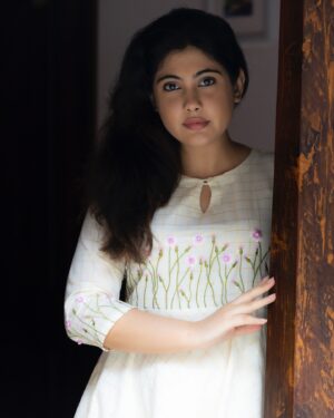 Nayana Elza Instagram - ഓണം 🌸🌸

Introducing the 'Offwhite Kasavu Umbrellacut Dress' from Rasa Collection by @byhand.in - a masterpiece of traditional elegance.

This exquisite piece features hand-embroidered Dashapushpam (Muyal Cheviyan)

.
Attire @byhand.in 
📸 @svadrishti 
Shoot direction @katha_stories 
MUA @shimmerwith_sara_mua 
.
.
.
.
.
.
.
.
.
.
#onam2024 #floralkurtha #shoot #onamattire #onam #festivalwear #kasavu #dashapushpam #muyalcheviyan #traditionalelegance