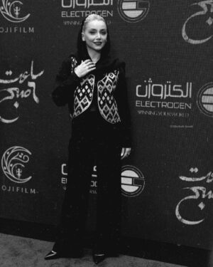 Nazanin Bayati Instagram - .
.
در چشم‌های خاموشم
رویای پرندگان می‌جوشد
که می‌توانستند
بر یک درخت به خواب روند ...

#هرمز_علیپور