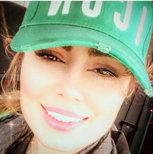 Nazanin Farahani Instagram - تو جامعه ای که خیابونای ما پر شده از ماسکای استفاده شده و دستکش های یه بار مصرف، و یکی نمی گه این کارگرهای زحمتکش چه گناهی کردن که باید کثافت های بقیه رو جمع کنن ، تو جامعه ای که هر کی به هر کیه و هیچ چیزش رو قانون نیست یه ویدیو پخش شده از یه خانم بازیگر که خوراک داده به همه که پخش کنن و یه عده هم فحش بدن . یه جوری داریم یقه پاره می کنیم که انگار تو سوئیس زندگی می کنیم و یکی به اون یکی گفته بالا چشمت ابرو. جمع کنید واقعن این بساط رو. یکی یه اشتباهی کرد، بی احترامی یا هر چی و عذرخواهی کرد و توضیح داد. من تعجب می کنم از همکارهای خودمون که به جای اینکه قضیه رو حل و فصل کنن هی بیانیه می دن. شماها ممکنه فردا با هم کار کنید . یکی محکوم می کنه حکم صادر می کنه، اون یکی انگ می چسبونه. کرونا هم باعث نشد ما کمی سرمون رو بکنیم تو کار خودمون این قدر هی قاضی نشیم و چوب نزنیم همو. من دست اون مرد شریف رو  می بوسم و عذرخواهی می کنم که توهین شده بهش ولی این همه بی آبرو کردن یه آدم درست نیست به خدا.