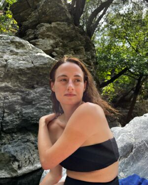Nazlı Bulum Instagram - 2 km yürüme yolu boyunca çeşit çeşit arı ve uçuşan böcük arkadaşlarla kesintisiz yakın temasa uyum sağlayabilen insanların varabildiği bir masal mekanı 🦌