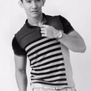 Nazrief Nazri Instagram - 12 years ago, inilah gambar bermulanya seketol Nazrief Nazri dlm bidang seni.

Kisahnya, masa tu masih 2nd year degree dkt Unikl MIMET. Masa ni tgh sgt aktif main gym and baru lepas habis competition Mr Gym Rakyat. Dptlah nombor 3 time tu kategori bwh 21 tahun.

Bila main gym ni banyak pakai modal, so time tu teringin nak buat modeling utk cari duit poket. Nak jadi cerita, adalh sorang kwn kenal dkt FB time tu ajak photoshoot dkt Sungai Petani. Payment RM100 dia ckp. Kalau pikir balik sekarang ni, dgn jauhnya nak beli tiket bas Lumut-SP time tu mmg tak berbaloi. Tapi jiwa muda beb nak try modeling punya pasal sy pergi jgk.🤣

So inilah hasil gmbr photoshoot tu😅. Dan berbekalkan gambar inilah sy hantar utk try nasib masuk Pencarian Hero Remaja 2012 waktu tu. Mungkin dah rezeki saya, sy dpt masuk dlm senarai 25 finalist and dpt TOP 5 masa final.
Satu pentas dgn @fattahaminz , @syafiqkylez dan @saharulridzwan waktu tu. How times flies…