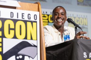 Ncuti Gatwa Instagram - A little late to the party
But my first San Diego Comic-con was a dream 
Till next year 🚀 💫 

Styled by: @felicitykay 
Grooming by: @nathanieldezan 

White cardigan look: @amiri 
Grey knitwear look: @hermes