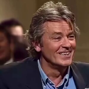 Nebil Özgentürk Instagram - Alain Delon, anne ve babasına kavuştu...

Sabah haberleri, Alain Delon'un yaşamını kaybettiğini bildirdi, en flaşından... 

Fransa sinemasının dünyaya armağan ettiği büyük yıldızlardan biriydi Delon... 

Amerikan filmleri uzak kalmıştı bana.. Yeşilçam sineması ve az biraz da Fransız filmleriyle büyüdüm ben. 

Alain Delon'u da ilk gençliğimde çokkkkk izledim, çokk severdim. 

Toprağı bol olsun.. 

(Videoyu izleyiniz. Anne babasıyla ilgili sözleri çok çarpıcı.. )