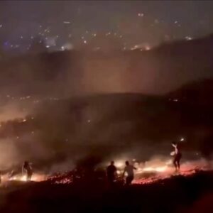 Nebil Özgentürk Instagram - İzmir'imiz yanıyor..

Kalbimizin şehirlerinden biri yanıyor..

Elimizden bi şey gelmiyor! 

İmkanımızdan da.. 

İmkanlarımızı bitirdiler çünkü!!