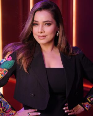 Neelam Kothari Instagram - 💗🤍🩷🤍💗

Styling : @stylebysugandhasood
Outfit : @minisondhiofficial
📸: @deepikasdeepclicks 
Makeup: @mitavaswani
Hair: @thakuramit190