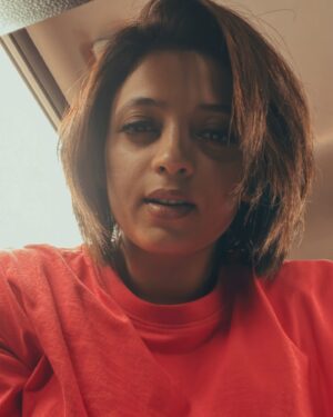 Neeta Pillai Instagram - ..the lil-red-traffic-hit-cab-ride-capture..🌹

#justlikethat #random #selfie