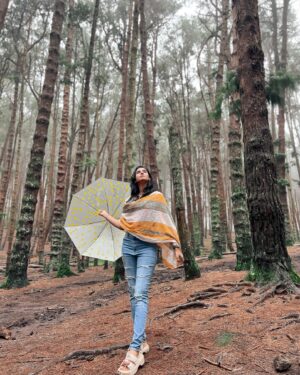 Neha Chowdary Endluri Instagram - Is anyone else hearing “subhashuuuu” or is it just me ? 🤪 #swipe

#neha_nani #nehachowdary #kodaikanal #gunacaves