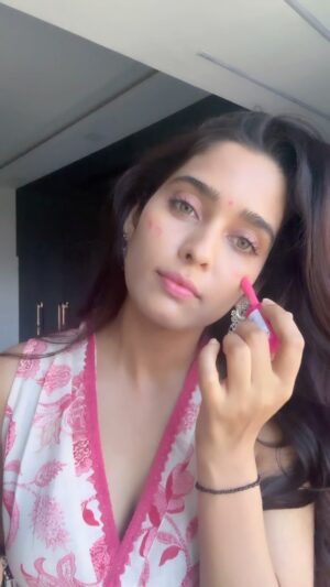Neha Saxena Instagram - Fresh floral for summers🍃🌸
Part 2
#myntrafinds #affordablefashion 
Outfit- Anayna
Floral Printed Cotton Linen Blend Kurta With Trousers