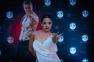 Neilas Katinas Instagram - ✨Glitter Party✨otro evento temático de @lets_dance_by_neilas en el @hotel.director 
Así vivimos junto a @neilaskatinas & @nicolegaultier 
Y unos tremendos artistas en escena 
@cordero.lafferte @cami.escala @luciano_coppelli @paula.valdivieso.5 
Musica de @danieladuartedj 
Decoración de @j.jnovedades 
Fotos de @shotbysof 

Sponsor oficial 
@clinicaglowing @pasteleriacandelle @vinaravanal @skinlab_cl @multidestinoscl