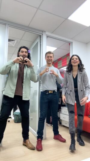 Neilas Katinas Instagram - En el pre de #ingobernables @lametrocl con @neilaskatinas nos enseñó unos pasitos junto al @sultandemexico 💃🏻 faltó jajaja @carlosotondo #sonamores #ingobernables