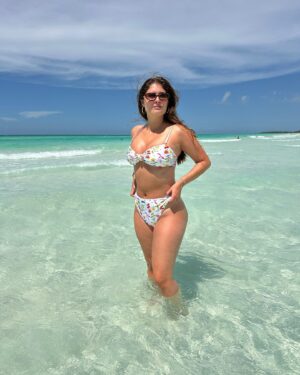 Nerea Camacho Instagram - Llevo semanas recibiendo comentarios del tipo “ ¿has subido de peso ? “,“deberías tener cuidado con el peso”, “¿estás embarazada?”
Sí, he cogido unos kilos. Pero lo que vengo a deciros es que me pone muy triste la sociedad que estamos creando, una sociedad donde todo vale, donde nos sentimos con el derecho de opinar sobre las vidas o en este caso, el cuerpo de los demás, dándole así importancia a algo tan efímero e insignificante como un físico y quitándoselo a algo tan importante como lo que puede aportarnos una persona.Llenenos las redes de mensajes bonitos 🌸