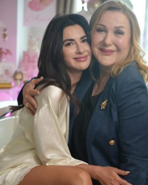 Nesrin Cavadzade Instagram - Bazı insanlar vardır; onlarla yolunuz kesiştiğinde, eskisinden daha iyi biri haline geldiğinizi hissedersiniz. Sizi onarırlar, tamir ederler, sarıp sarmalarlar, sevgi ve şefkatleriyle hafifletirler, iş disiplinleri ve tutkularıyla yol gösterirler, yolunuzu aydınlatırlar. Melisa'ya veda ederken en büyük teşekkürü üç kadına borçluyum; @sumruyavrucuk, @ezgicill, @_brcsnr_ 🙏🏻🌹♥️🥹 Kızlar, siz olmasaydınız bu karakter var olamazdı. Özellikle @sumruyavrucuk, hayata seninle ikinci kez çalışma şansı verdiği için binlerce kez teşekkür ederim. Beni ilhamla, şevkle, arzu ile doldurdun. Her projemde gözüm de gönlüm de seni arayacak. Evrene yolumuzun tekrar tekrar kesişmesi için her türlü manifesti ediyorum. 777 🙏🏻🧿♥️ Sizinle gülmek çok güzeldi. Sektörümüzün gerçekten yetenekli ve çalışkan kadınları daha çok fark etmesi dileklerimle, iyi ki varsınız! Hoşçakal Şahane Hayatım! 😘👋🏻