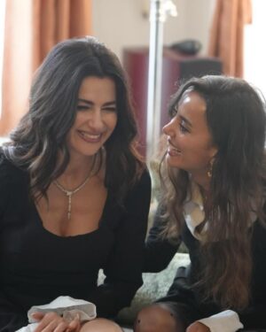 Nesrin Cavadzade Instagram - Bazı insanlar vardır; onlarla yolunuz kesiştiğinde, eskisinden daha iyi biri haline geldiğinizi hissedersiniz. Sizi onarırlar, tamir ederler, sarıp sarmalarlar, sevgi ve şefkatleriyle hafifletirler, iş disiplinleri ve tutkularıyla yol gösterirler, yolunuzu aydınlatırlar. Melisa'ya veda ederken en büyük teşekkürü üç kadına borçluyum; @sumruyavrucuk, @ezgicill, @_brcsnr_ 🙏🏻🌹♥️🥹 Kızlar, siz olmasaydınız bu karakter var olamazdı. Özellikle @sumruyavrucuk, hayata seninle ikinci kez çalışma şansı verdiği için binlerce kez teşekkür ederim. Beni ilhamla, şevkle, arzu ile doldurdun. Her projemde gözüm de gönlüm de seni arayacak. Evrene yolumuzun tekrar tekrar kesişmesi için her türlü manifesti ediyorum. 777 🙏🏻🧿♥️ Sizinle gülmek çok güzeldi. Sektörümüzün gerçekten yetenekli ve çalışkan kadınları daha çok fark etmesi dileklerimle, iyi ki varsınız! Hoşçakal Şahane Hayatım! 😘👋🏻