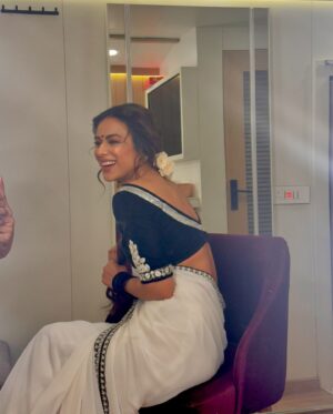 Nia Sharma Instagram - To the retro eraaaa.. 

#laughterchefs 

Thank you for the gorgeous outfit @iamkenferns 
Assisted by : @jonty_monty_777 

Team: @sunny_makeover_ @sankpalsavita