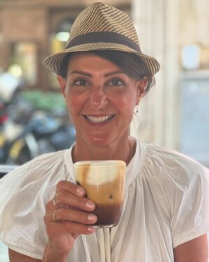 Nia Vardalos Instagram - Caption this pic please? (And yes, I wear sunblock but the sun still finds me) #visitgreece #niaingreece #eatthis #coffee #fredocappucino