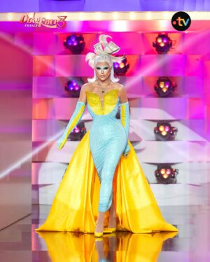 Nicky Doll Instagram - Jamais 2 sans 3 ⚡️🩵

La grande première de #DragRaceFrance saison 3 c’est vendredi 31 mai dès 19h sur la plateforme @france.tv et à partir de 22h55 sur France 2 !
Retour en famille @daphneburki & @kiddysmile et nos invités spéciaux le fantastique @charlesdevilmorin et l’icône elle même @jeniferofficiel !

——

@dragrace_france Season 3 Grand Premiere is TOMORROW on @wowpresentsplus 👠
