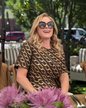 Nicky Hilton Instagram - Perfect mother/daughter weekend in Aspen to fête the opening of the @oscardelarenta pop up. 👭🌳⛰️