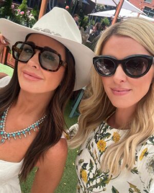 Nicky Hilton Instagram - Perfect mother/daughter weekend in Aspen to fête the opening of the @oscardelarenta pop up. 👭🌳⛰️