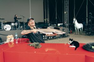 Nico Sallach Instagram - I brought my pets to work.

#electriccallboy #nophotoshop

📸 @christianripkens