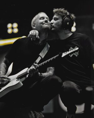 Nico Sallach Instagram - 𝙲𝚊𝚞𝚜𝚎 𝚎𝚟𝚎𝚛𝚢 𝚝𝚒𝚖𝚎 𝚠𝚎 𝚝𝚘𝚞𝚌𝚑… 🫶🏻 
Sometimes our shows are just full of love! 💕📷 by @pastakeda 

#electriccallboy #tekkno