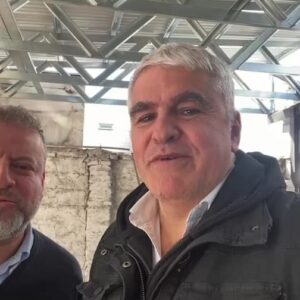 Nicolás Larraín Instagram - En la nueva sucursal de vitrocar_parabrisas