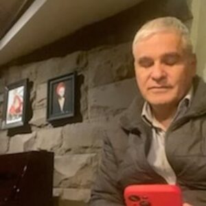 Nicolás Larraín Instagram - ESTE MIÉRCOLES EN MORI PARQUE ARAUCO https://www.ticketmaster.cl/event/el-manager-y-el-artista-mori-parque-arauco @fernandolarraindt @hortahans @teatromori