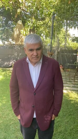 Nicolás Larraín Instagram - ÚLTIMA FUNCIÓN ESTE DOMINGO 19:30 https://www.ticketmaster.cl/event/el-manager-y-el-artista-mori-parque-arauco @fernandolarraindt @teatromori @alvaro_rudolphy_oficial @hortahans @ticketmastercl